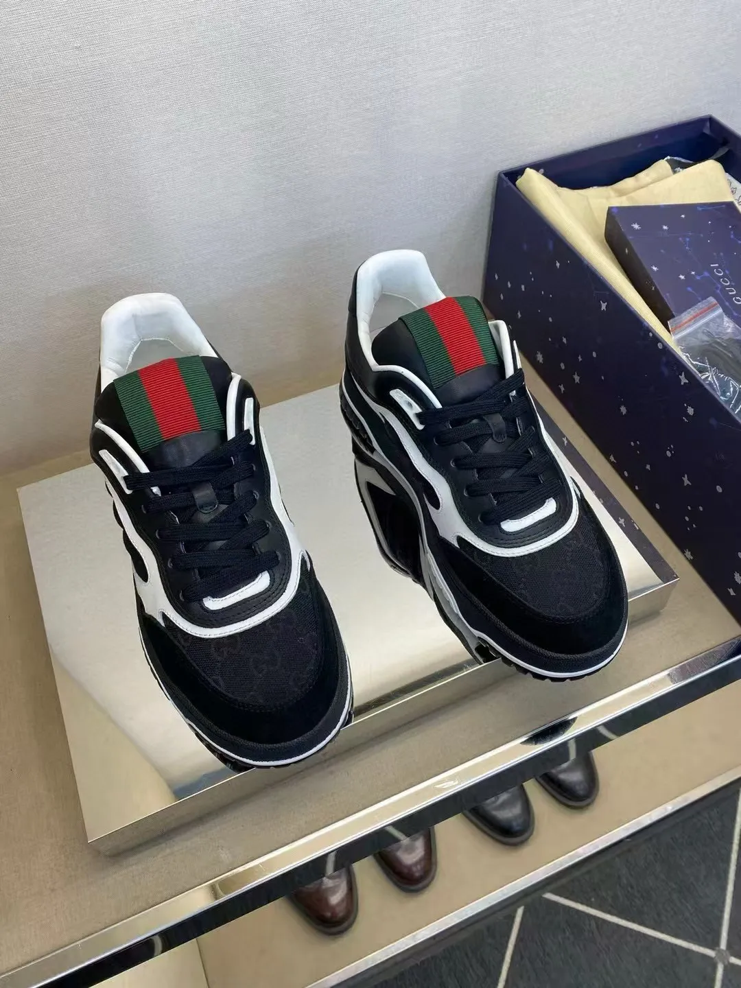 Factory price: 420💰Gucci new men's shoes GUCCI [Lightning] latest shoes are shipped. Original quality, fashionable, made of special materials, sheepskin lining, brand new packaging. The foot feels super comfortable and the workmanship is impeccable. Size: Men's 38-44, customized 45